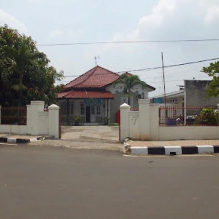 Oyo 90865 Hotel Kusuma Purwakarta Karawang Luaran gambar