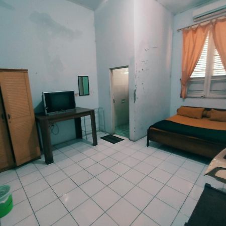 Oyo 90865 Hotel Kusuma Purwakarta Karawang Luaran gambar