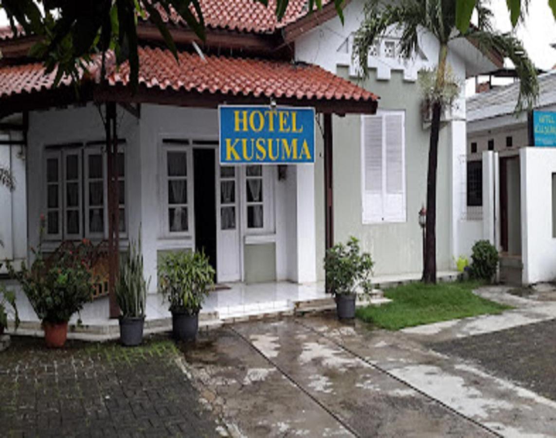 Oyo 90865 Hotel Kusuma Purwakarta Karawang Luaran gambar
