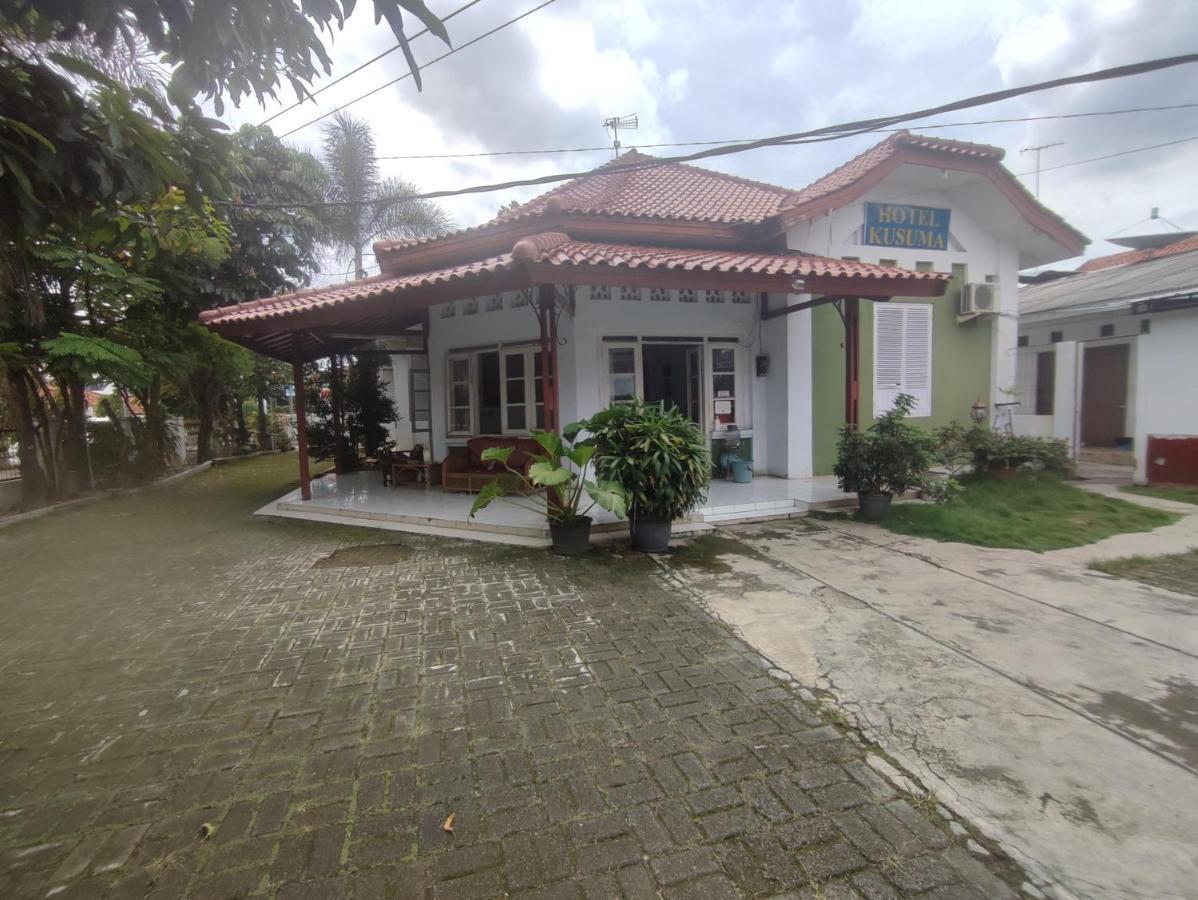Oyo 90865 Hotel Kusuma Purwakarta Karawang Luaran gambar