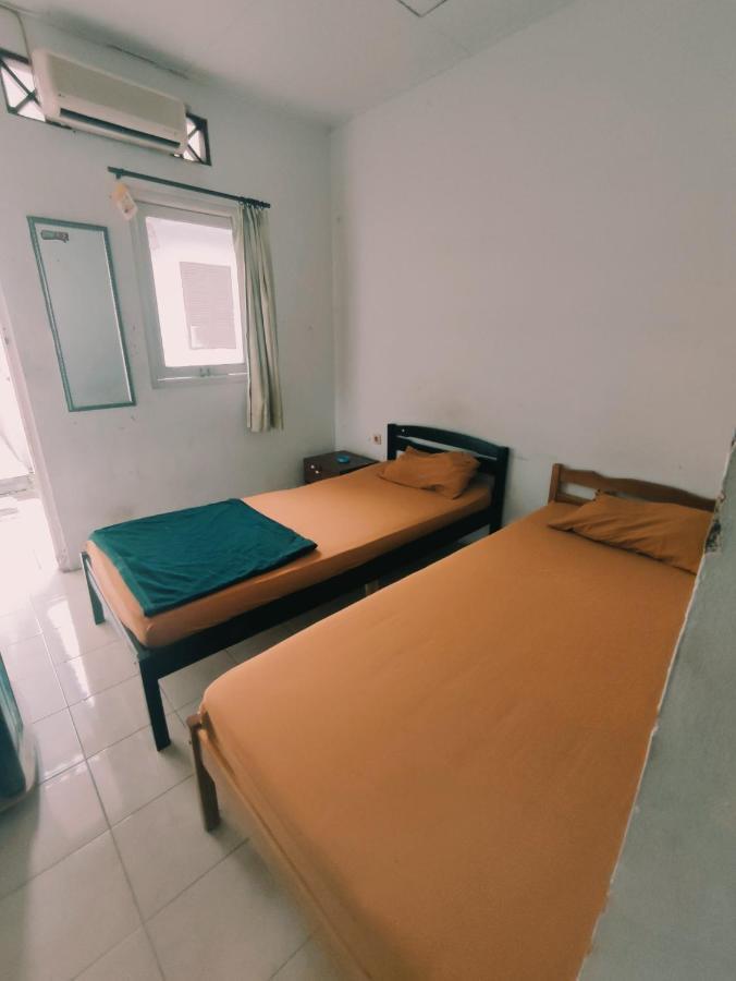 Oyo 90865 Hotel Kusuma Purwakarta Karawang Luaran gambar