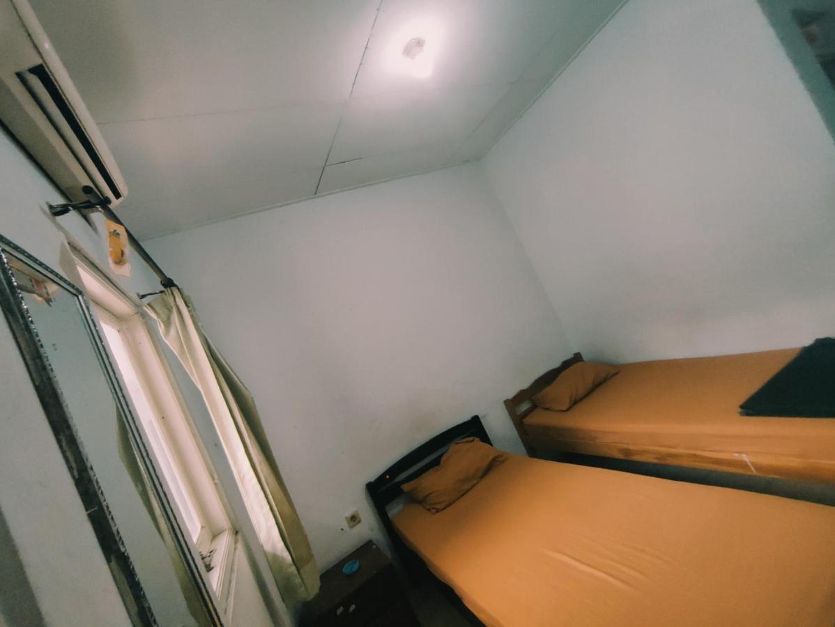 Oyo 90865 Hotel Kusuma Purwakarta Karawang Luaran gambar