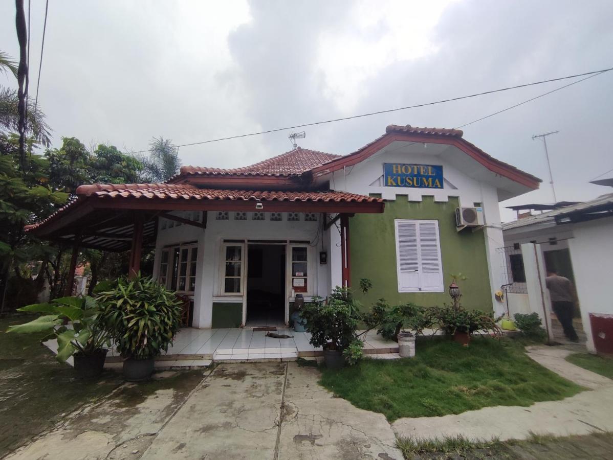 Oyo 90865 Hotel Kusuma Purwakarta Karawang Luaran gambar
