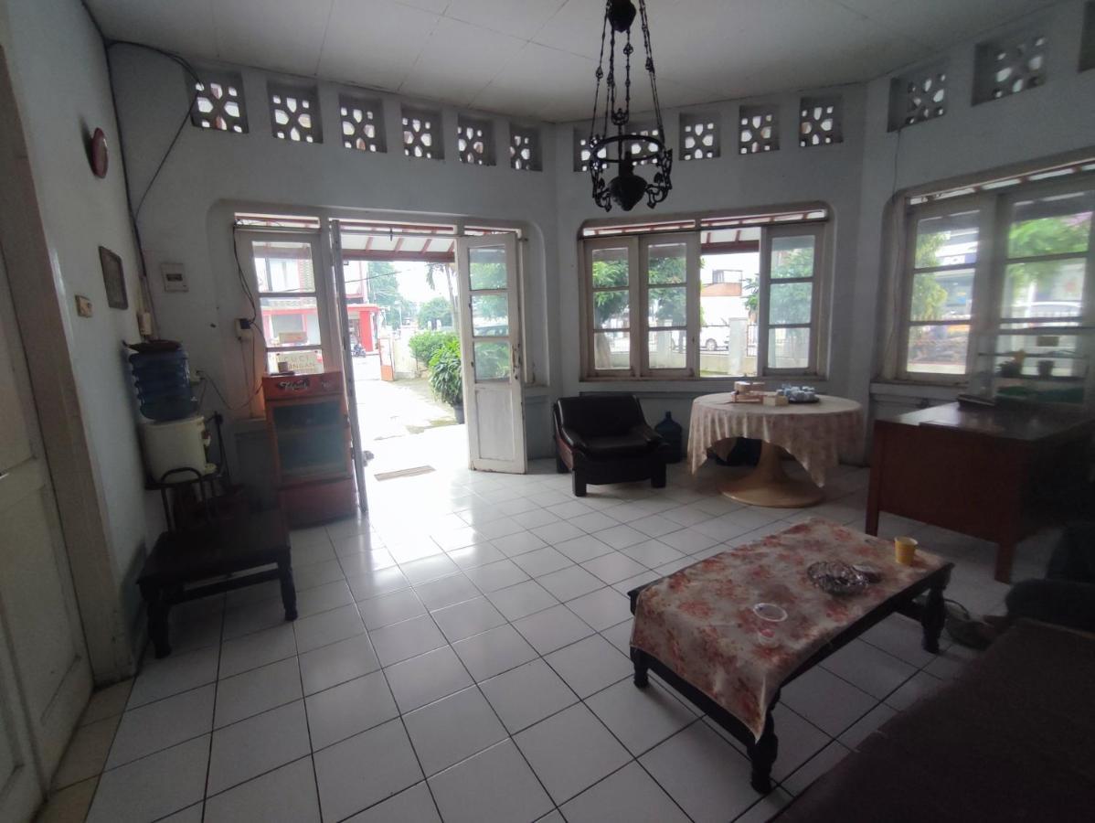 Oyo 90865 Hotel Kusuma Purwakarta Karawang Luaran gambar