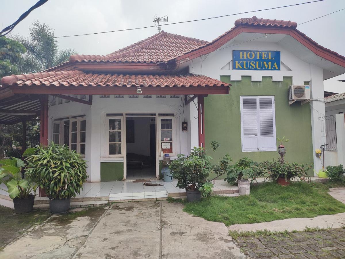 Oyo 90865 Hotel Kusuma Purwakarta Karawang Luaran gambar