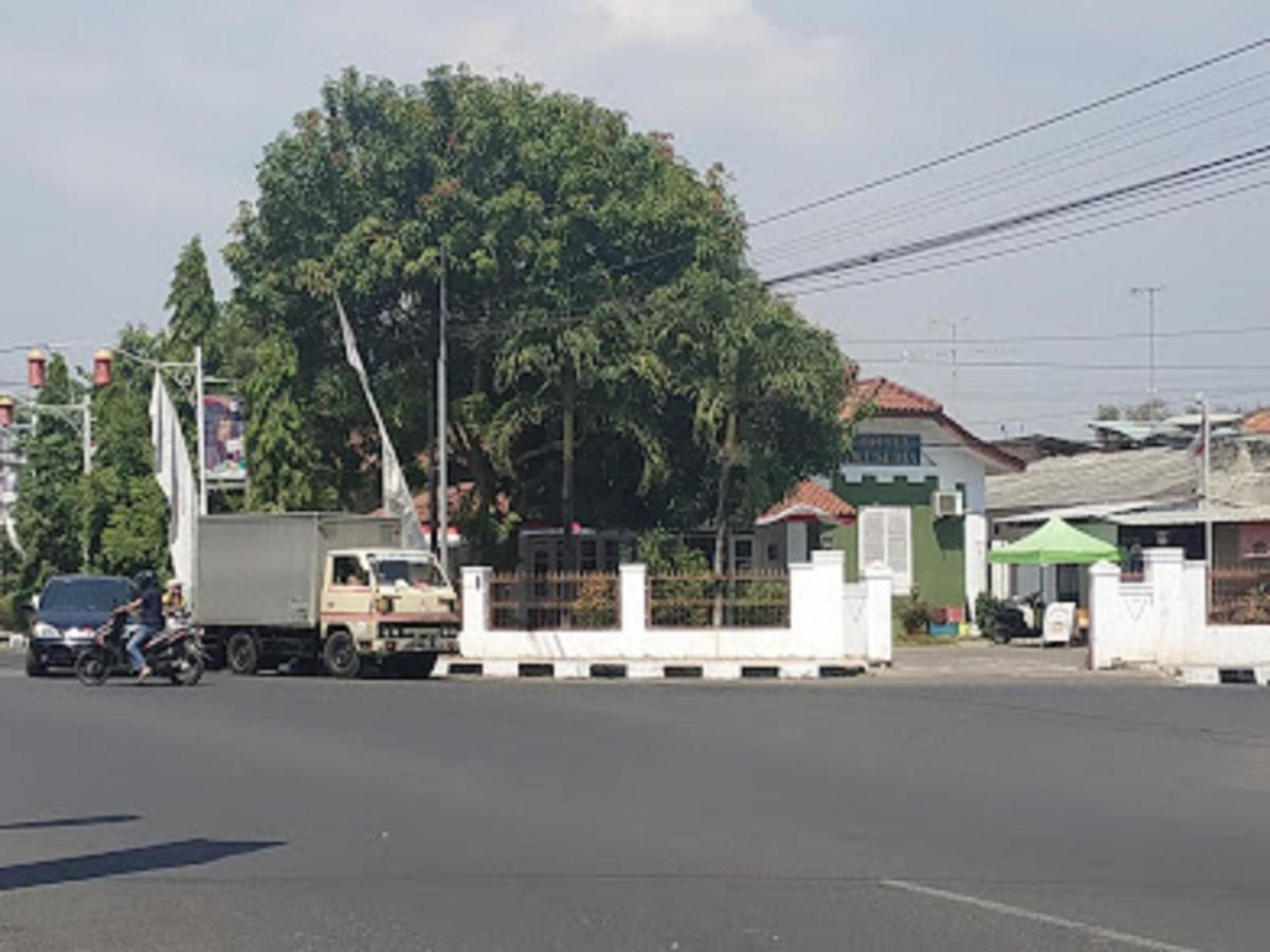 Oyo 90865 Hotel Kusuma Purwakarta Karawang Luaran gambar