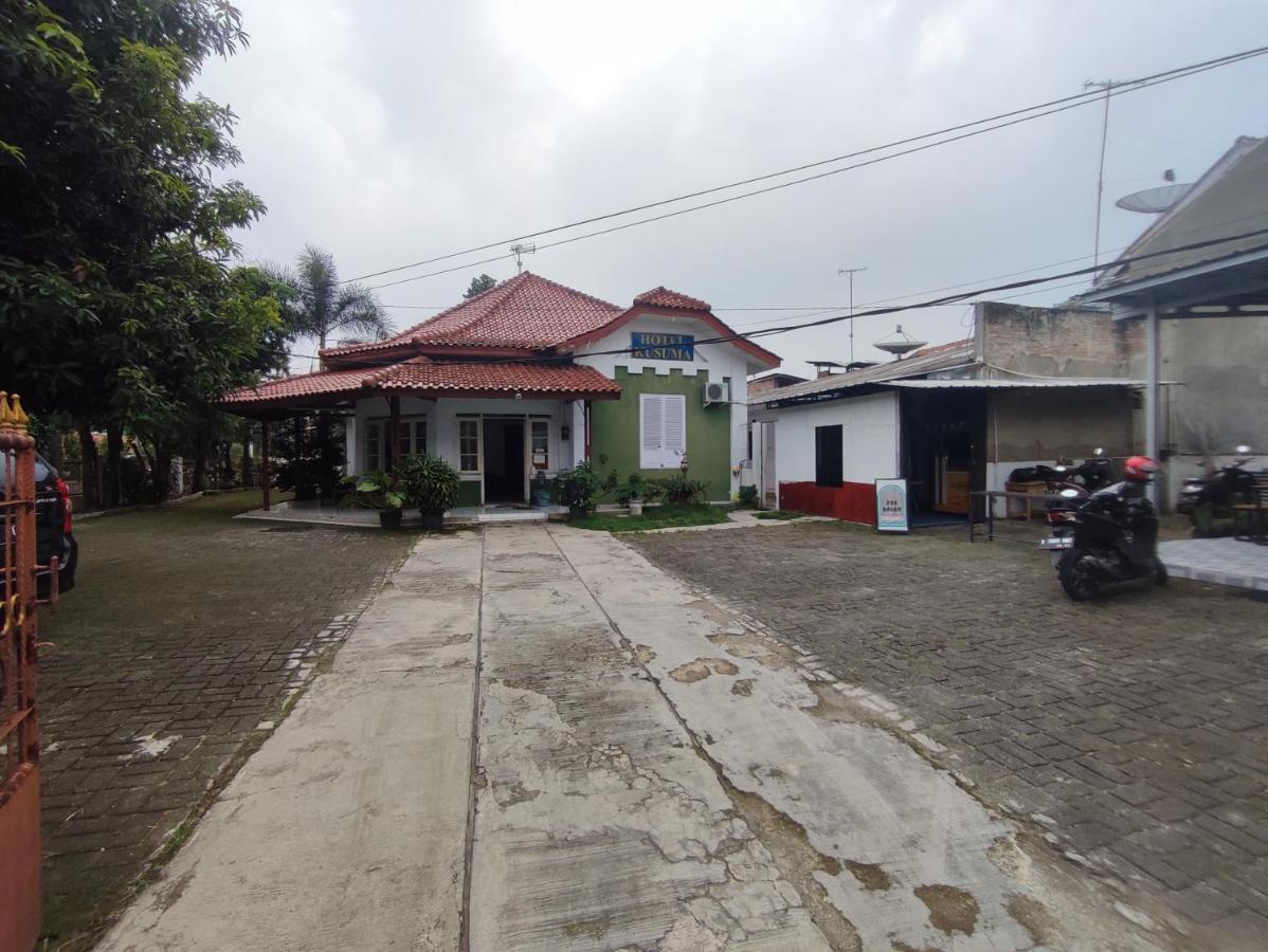 Oyo 90865 Hotel Kusuma Purwakarta Karawang Luaran gambar