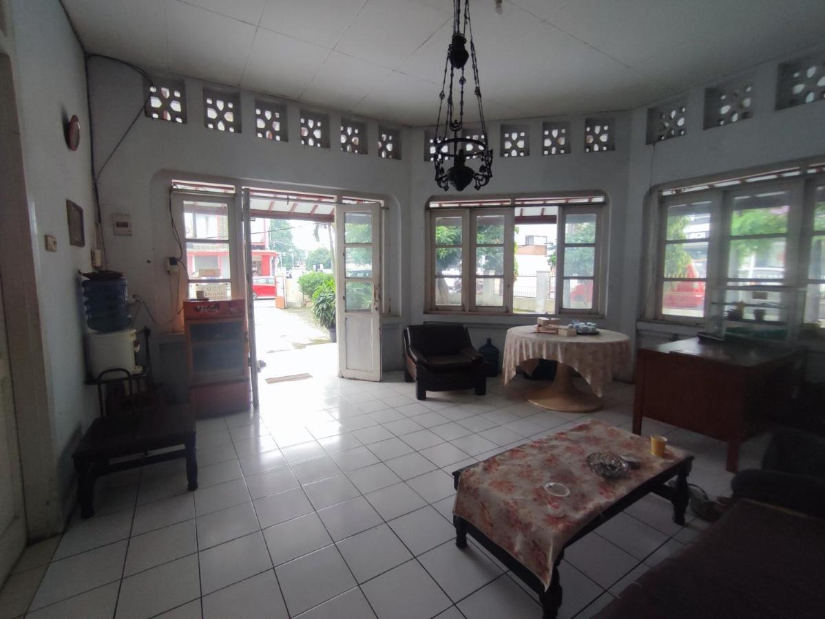 Oyo 90865 Hotel Kusuma Purwakarta Karawang Luaran gambar