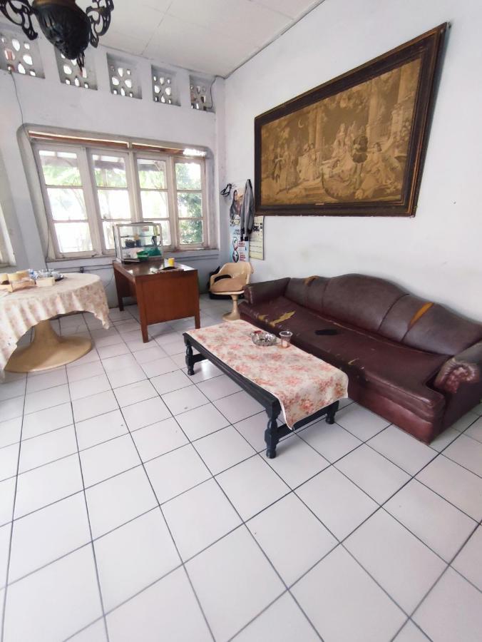 Oyo 90865 Hotel Kusuma Purwakarta Karawang Luaran gambar