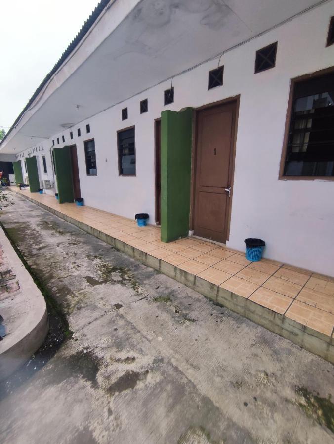 Oyo 90865 Hotel Kusuma Purwakarta Karawang Luaran gambar