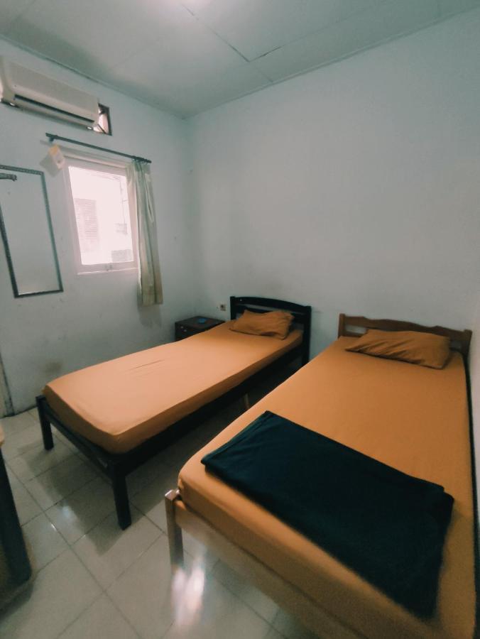 Oyo 90865 Hotel Kusuma Purwakarta Karawang Luaran gambar